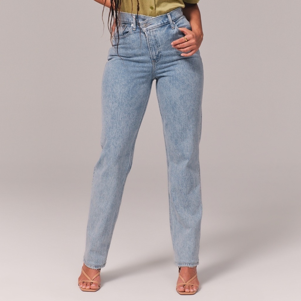 Abercrombie & Fitch Curve Love Ultra High Rise 90s Straight Jean